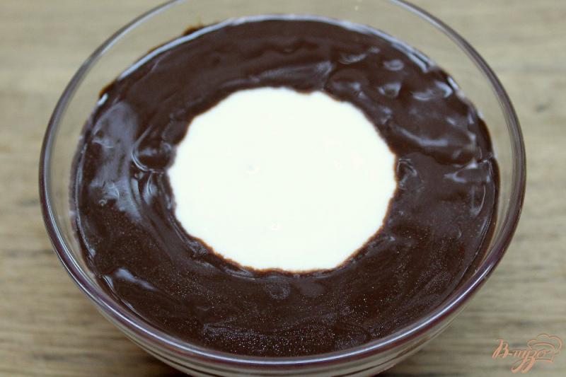 Фото приготовление рецепта: Творожно-клубничный десерт с шоколадной глазурью шаг №6