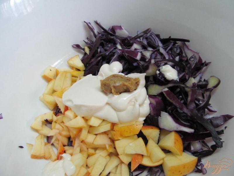 Фото приготовление рецепта: Салат из красной капусты дайкона и яблока шаг №3
