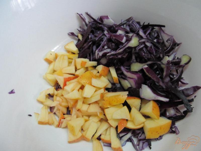 Фото приготовление рецепта: Салат из красной капусты дайкона и яблока шаг №2