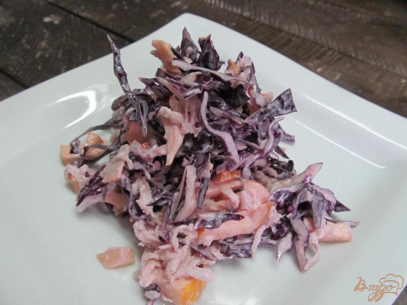Фото приготовление рецепта: Салат из красной капусты дайкона и яблока шаг №5