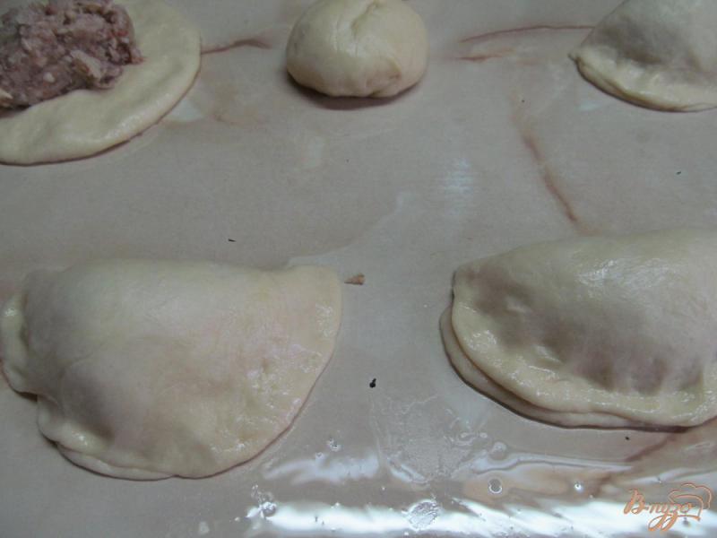 Фото приготовление рецепта: Пирожки с мясом картофелем и сыром шаг №10