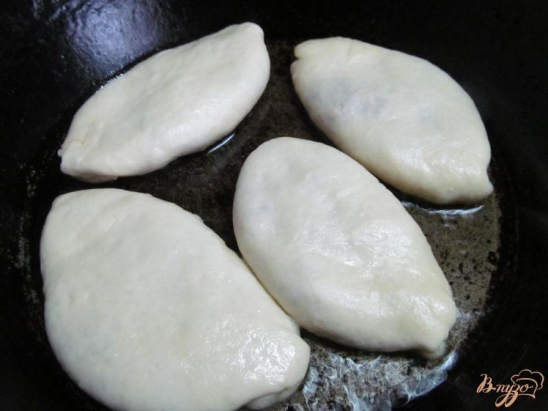 Фото приготовление рецепта: Пирожки с мясом картофелем и сыром шаг №11