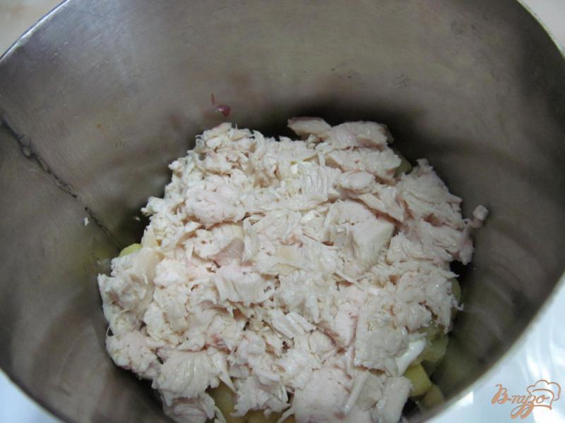 Фото приготовление рецепта: Салат из свеклы куриного филе и яйца шаг №5