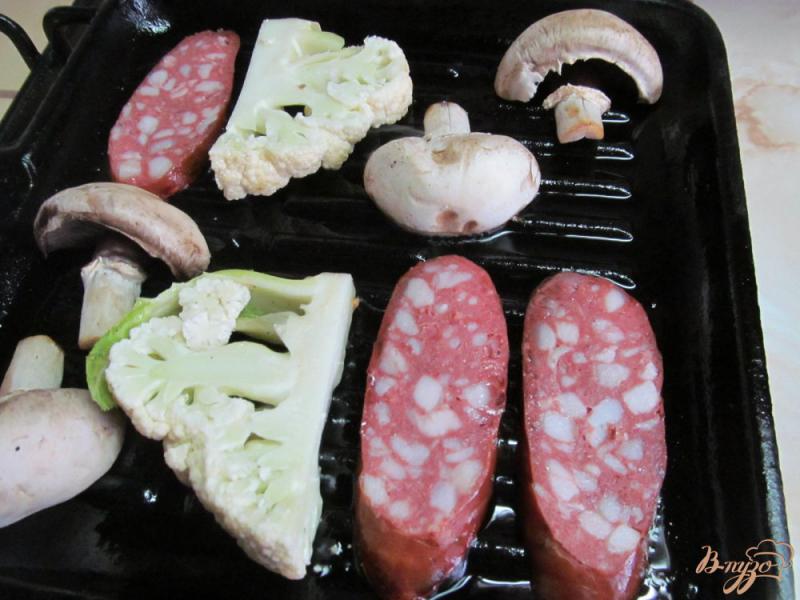 Фото приготовление рецепта: Пшенная каша с колбасками грибами и цветной капустой шаг №3