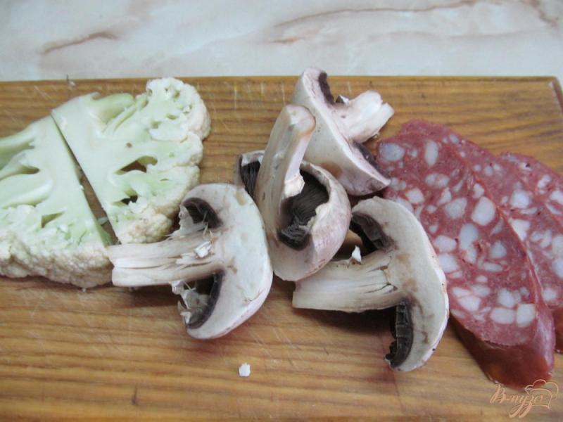 Фото приготовление рецепта: Пшенная каша с колбасками грибами и цветной капустой шаг №2
