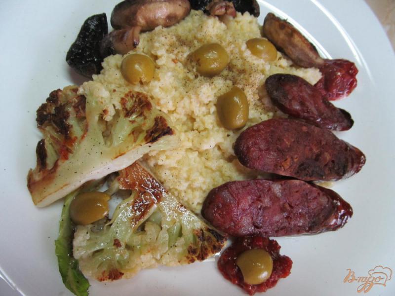 Фото приготовление рецепта: Пшенная каша с колбасками грибами и цветной капустой шаг №4