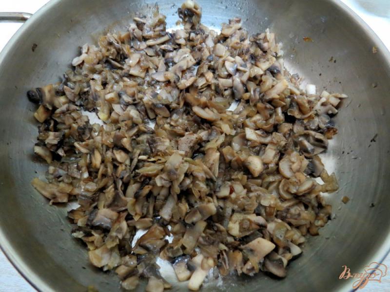 Фото приготовление рецепта: Крученики с грибами под сырной шапочкой шаг №6