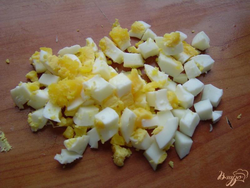 Фото приготовление рецепта: Салат из баклажанов и яиц шаг №3