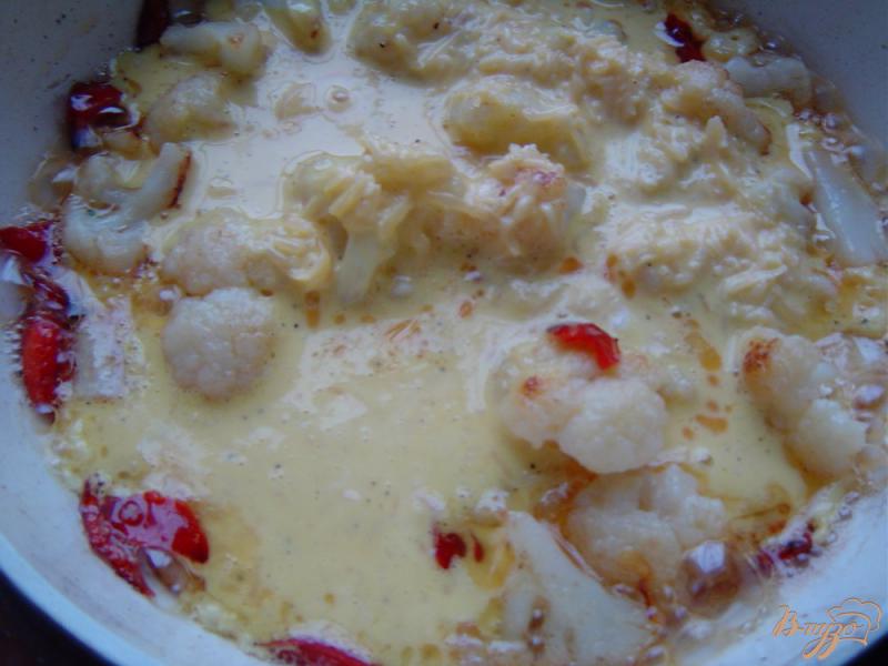 Фото приготовление рецепта: Жареная цветная капуста с яйцами и сыром шаг №5