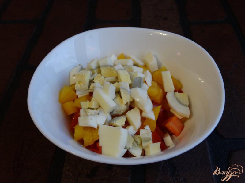 Фото приготовление рецепта: Салат с курицей, овощами и сухариками шаг №3