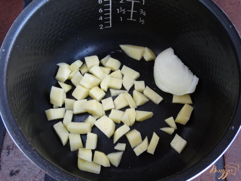 Фото приготовление рецепта: Сырный суп с лесными грибами шаг №1