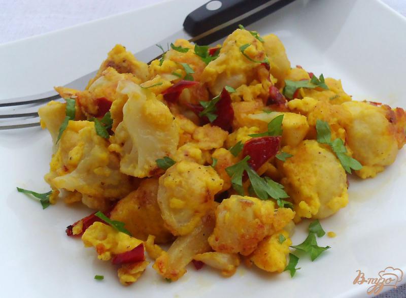Фото приготовление рецепта: Жареная цветная капуста с яйцами и сыром шаг №6