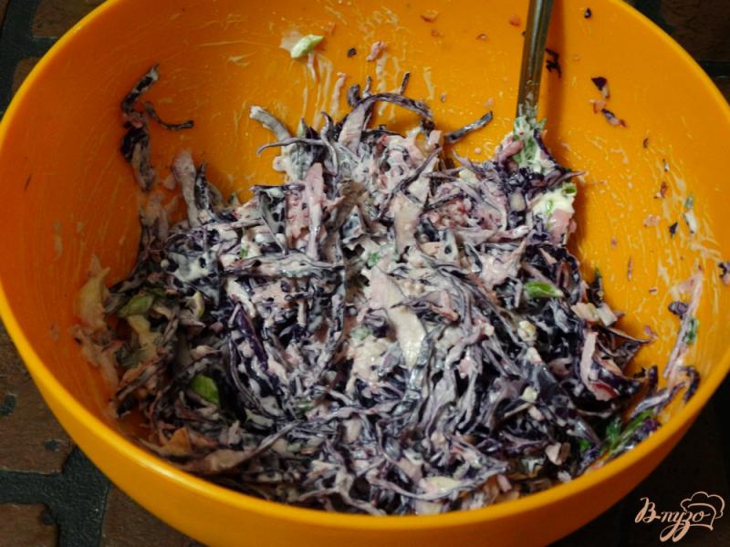 Фото приготовление рецепта: Салат из краснокочанной капусты и редиса шаг №5