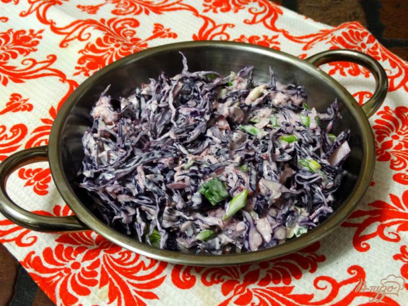 Фото приготовление рецепта: Салат из краснокочанной капусты и редиса шаг №6