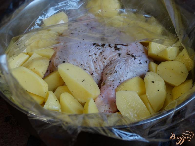 Фото приготовление рецепта: Курица в лимонно-базиликовом маринаде и картофелем в рукаве шаг №4