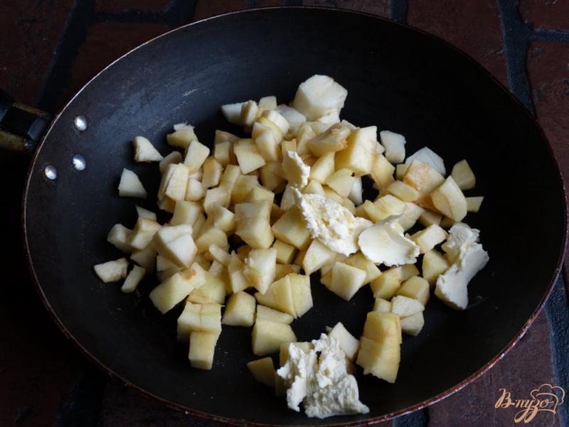 Фото приготовление рецепта: Яблочные слойки шаг №2