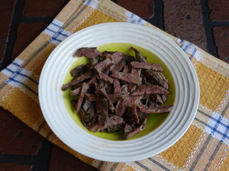 Фото приготовление рецепта: Салат из говяжьего легкого с фасолью шаг №4