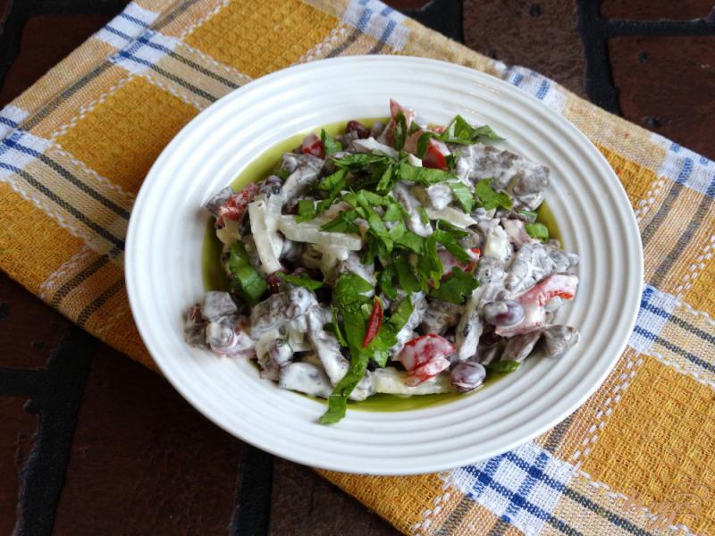 Фото приготовление рецепта: Салат из говяжьего легкого с фасолью шаг №8