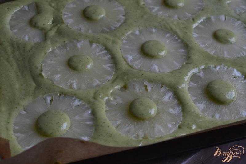 Фото приготовление рецепта: Пирог со шпинатом и ананасами шаг №6