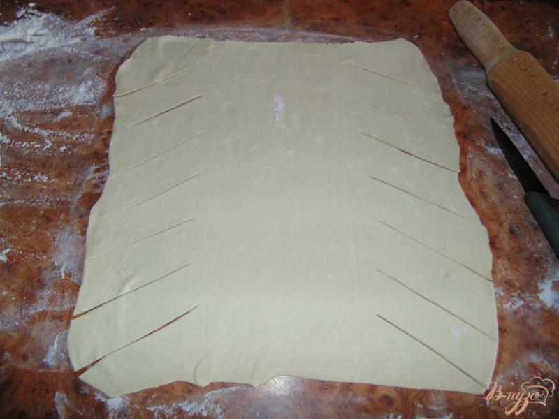 Фото приготовление рецепта: Пирог косичка с куриным мясом, сыром и зеленым горошком шаг №5