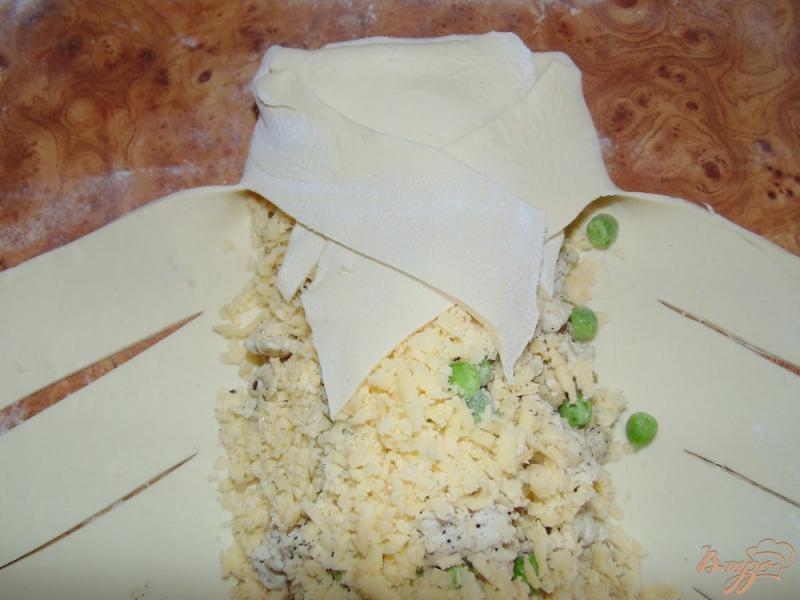 Фото приготовление рецепта: Пирог косичка с куриным мясом, сыром и зеленым горошком шаг №9