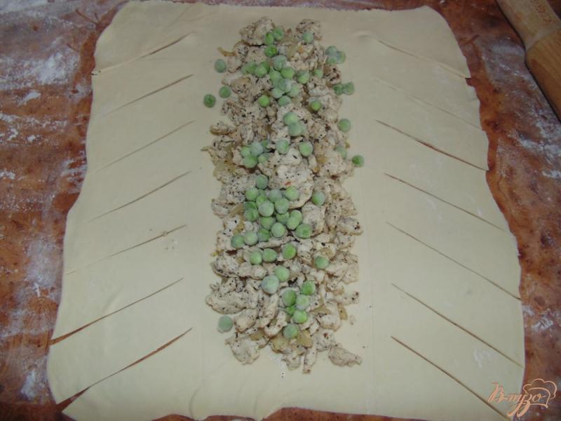 Фото приготовление рецепта: Пирог косичка с куриным мясом, сыром и зеленым горошком шаг №7