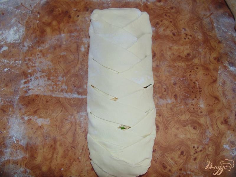 Фото приготовление рецепта: Пирог косичка с куриным мясом, сыром и зеленым горошком шаг №11
