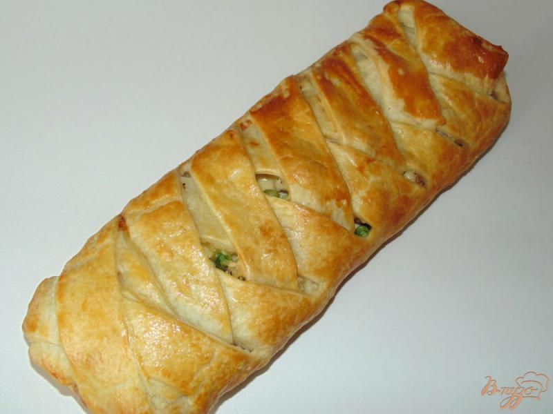 Фото приготовление рецепта: Пирог косичка с куриным мясом, сыром и зеленым горошком шаг №13