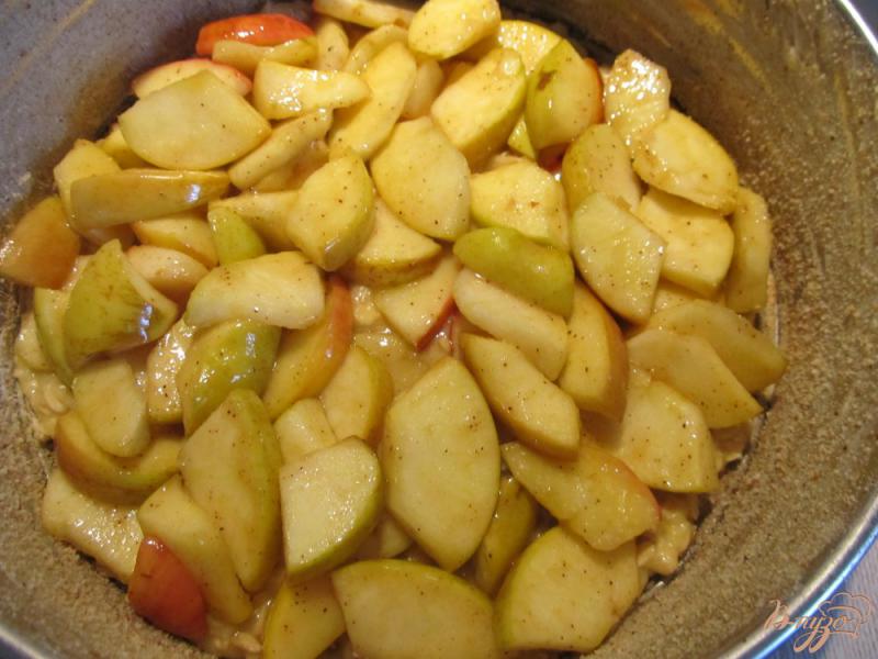 Фото приготовление рецепта: Яблочный пирог с овсяными хлопьями шаг №6