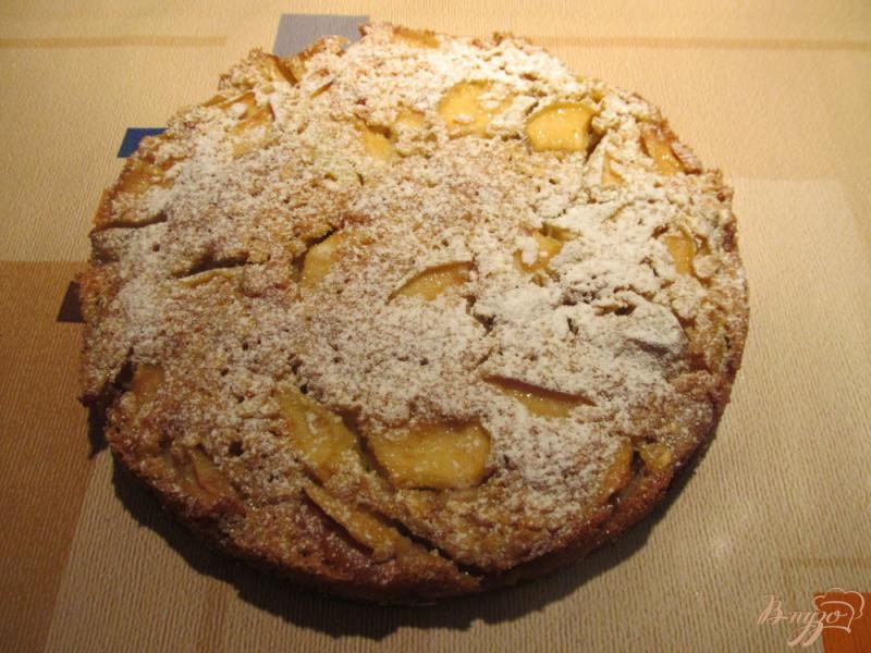Фото приготовление рецепта: Яблочный пирог с овсяными хлопьями шаг №7