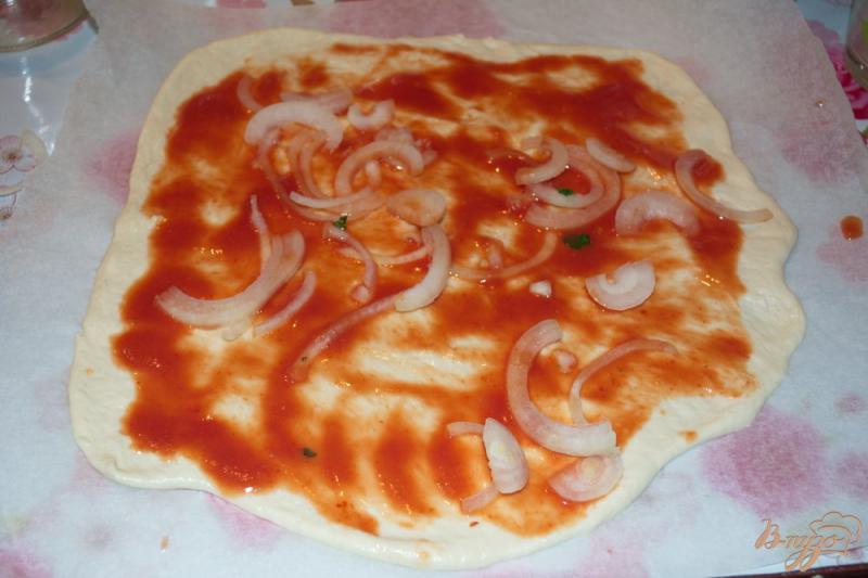 Фото приготовление рецепта: Неклассическая пицца с луком, индейкой и колбасой шаг №2