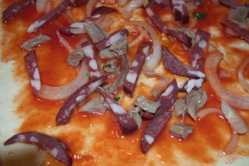 Фото приготовление рецепта: Неклассическая пицца с луком, индейкой и колбасой шаг №4