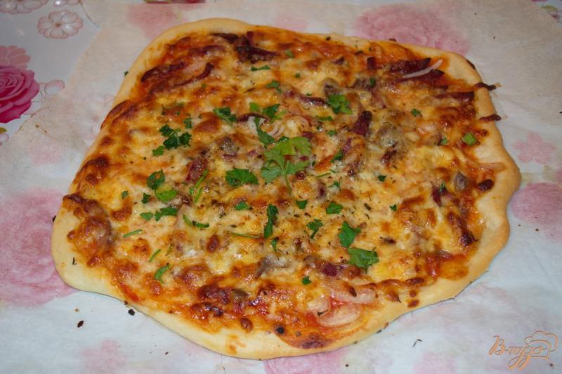 Фото приготовление рецепта: Неклассическая пицца с луком, индейкой и колбасой шаг №6
