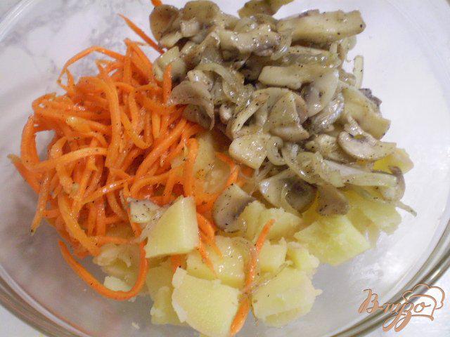 Фото приготовление рецепта: Грибной салат с морковью по-корейски шаг №5