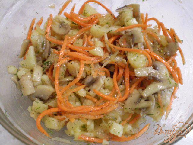 Фото приготовление рецепта: Грибной салат с морковью по-корейски шаг №7