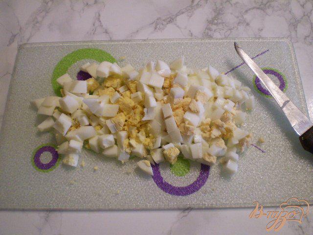 Фото приготовление рецепта: Крабовый салат с корейской морковью шаг №2
