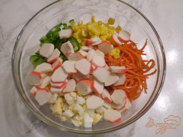 Фото приготовление рецепта: Крабовый салат с корейской морковью шаг №5