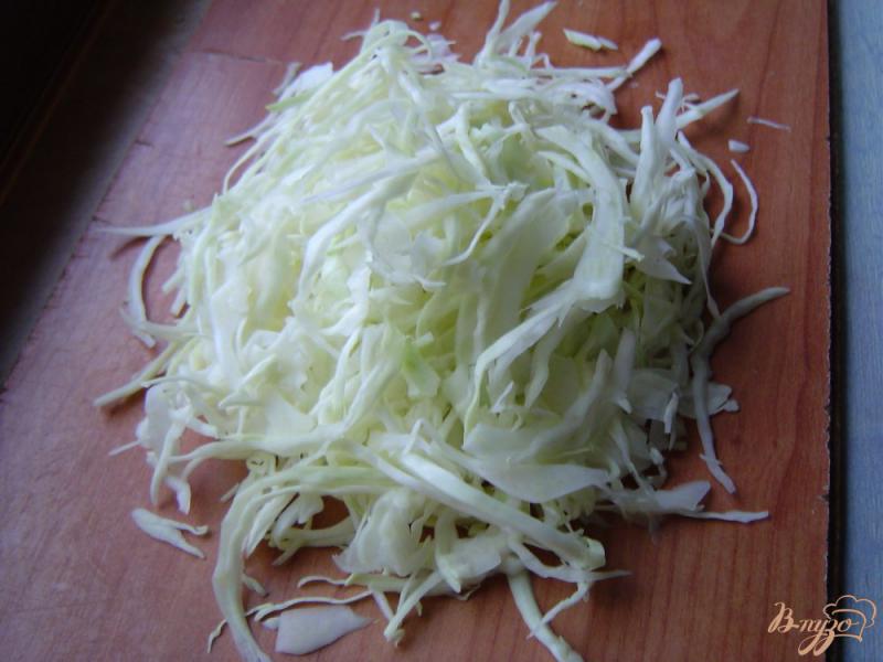 Фото приготовление рецепта: Салат из белокачанной капусты с кукурузой и зеленью шаг №1