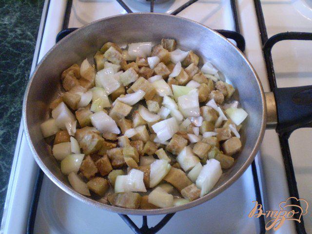 Фото приготовление рецепта: Теплый баклажановый салат шаг №3