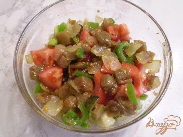 Фото приготовление рецепта: Теплый баклажановый салат шаг №7