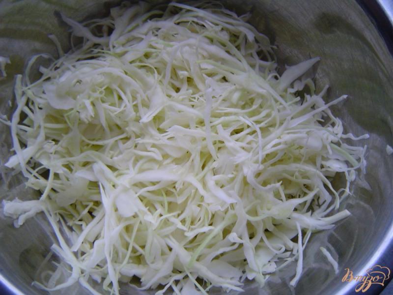 Фото приготовление рецепта: Салат из капусты, помидоров и кукурузы шаг №1