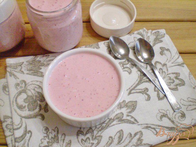 Фото приготовление рецепта: Творожный десерт с йогуртом и клубникой шаг №5