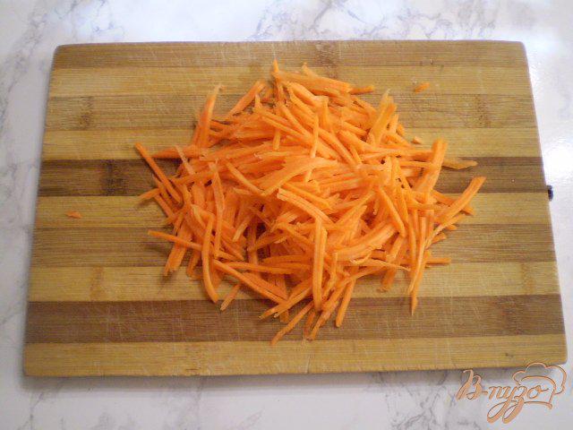 Фото приготовление рецепта: Сладкий морковный салат с орехами шаг №3
