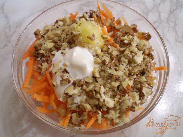 Фото приготовление рецепта: Сладкий морковный салат с орехами шаг №4