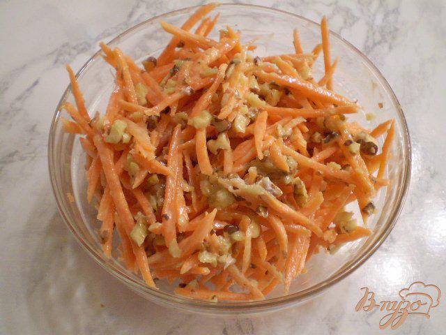 Фото приготовление рецепта: Сладкий морковный салат с орехами шаг №5