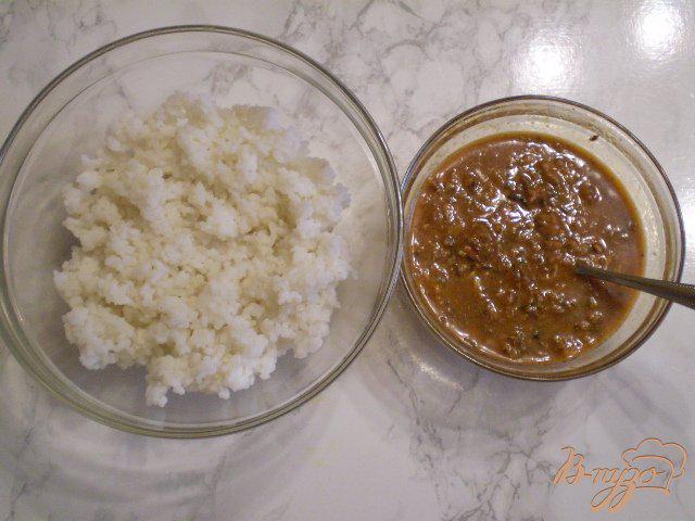 Фото приготовление рецепта: Рисовый салат с килькой и огурчиками шаг №5