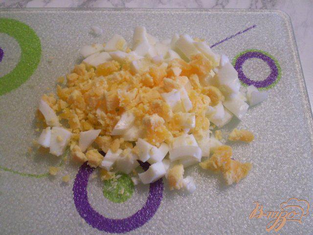 Фото приготовление рецепта: Рисовый салат с килькой и огурчиками шаг №3