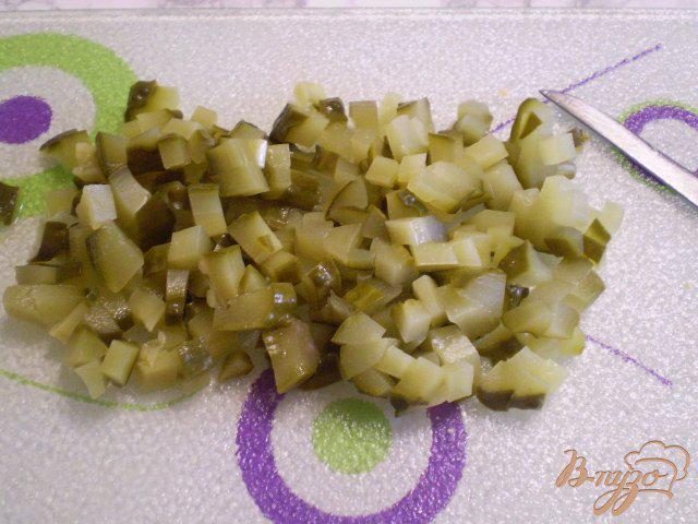 Фото приготовление рецепта: Рисовый салат с килькой и огурчиками шаг №4