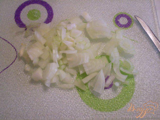 Фото приготовление рецепта: Рисовый салат с килькой и огурчиками шаг №2