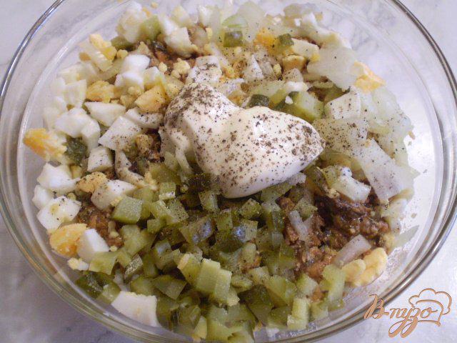 Фото приготовление рецепта: Рисовый салат с килькой и огурчиками шаг №6